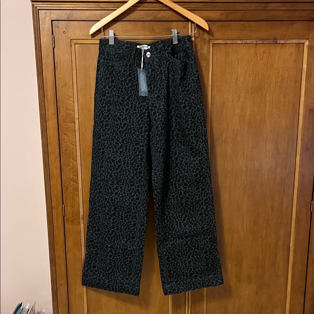 Wide Leg Leopard Print denim Pants - size M.  NWT